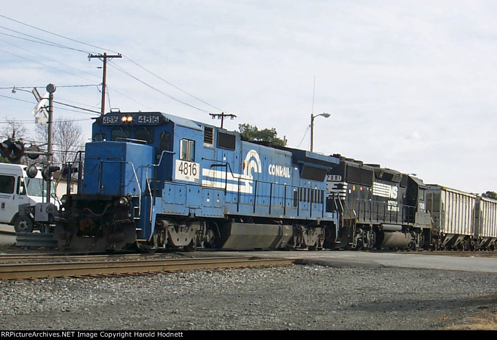 NS 4816 & 7081 work the yard